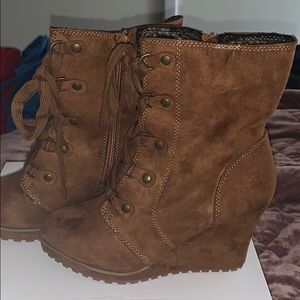 Women’s side zip booties. Size 9
